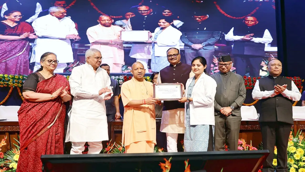 सीएम योगी ने नर्सिंग अधिकारियों को बांटा नियुक्ति पत्र, कहा- नर्सिंग सेवा और संवेदना का पेशा, विदेश में बढ़ी भारतीय नर्सों की मांग