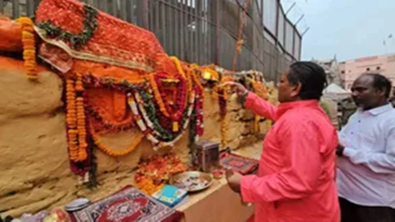 वाराणसी : मां श्रृंगार गौरी के दर्शन-पूजन के लिए उमड़ी श्रद्धालुओं की भीड़