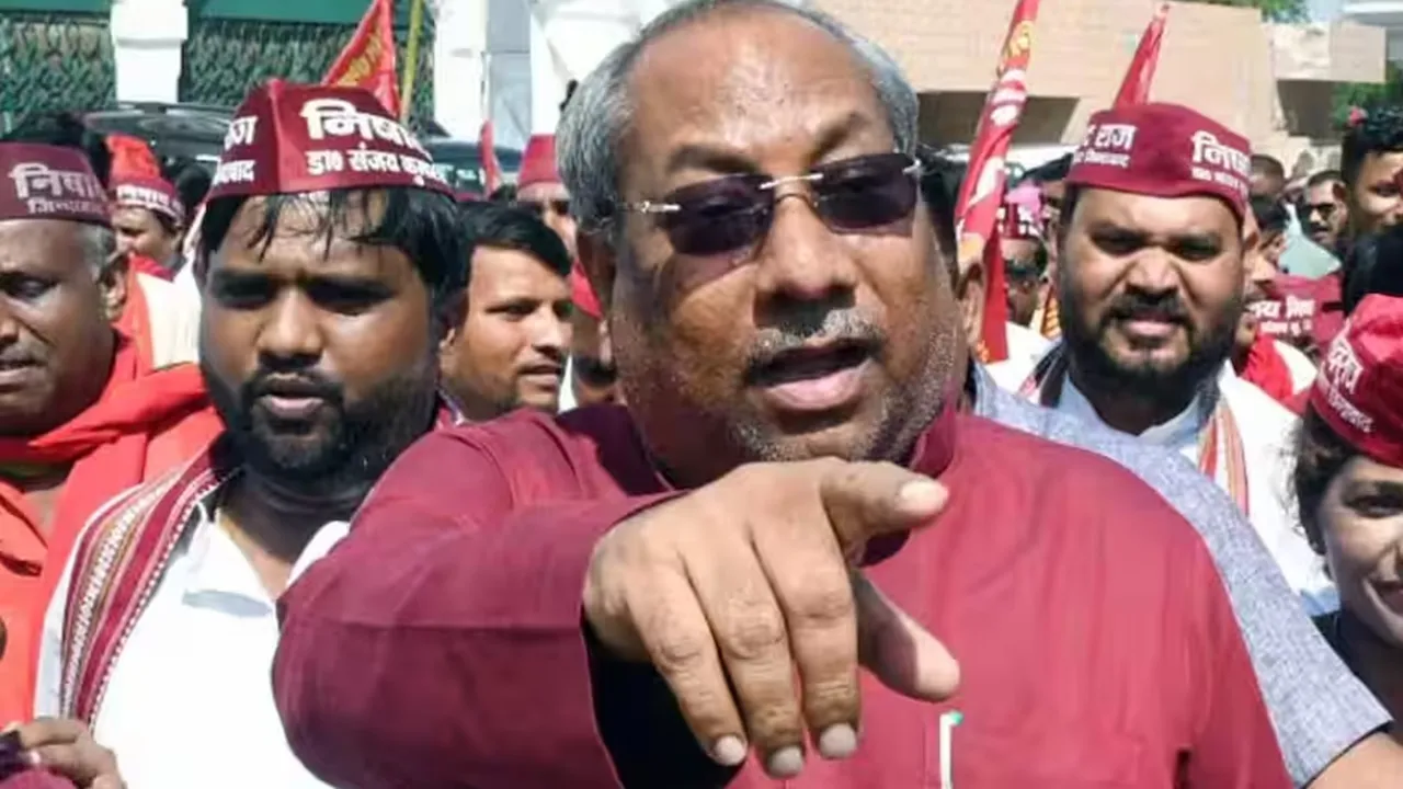  श्रृंगवेरपुर धाम पर मंत्री संजय निषाद ने दिया धरना, कहा- परिसर से हटाया जाए मस्जिद