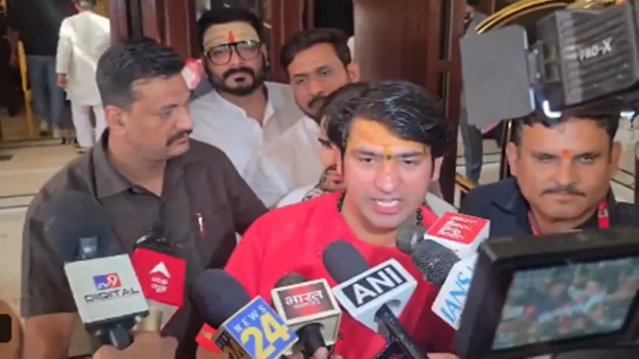 गौ रक्षा आंदोलन पर स्वामी अविमुक्तेश्वरानंद को मिला पंडित धीरेंद्र शास्त्री का साथ, हिंदुओं से की यह अपील