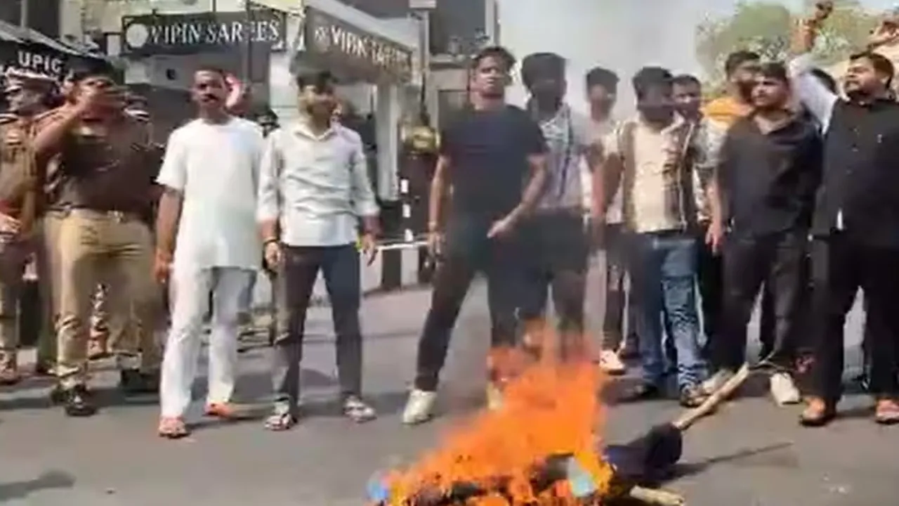 सीएम योगी की मां पर आपत्तिजनक टिप्पणी से लखनऊ में बवाल, ABVP कार्यकर्ताओं ने किया प्रदर्शन, फूंका मौलाना अब्दुल्ला सलीम का पुतला 