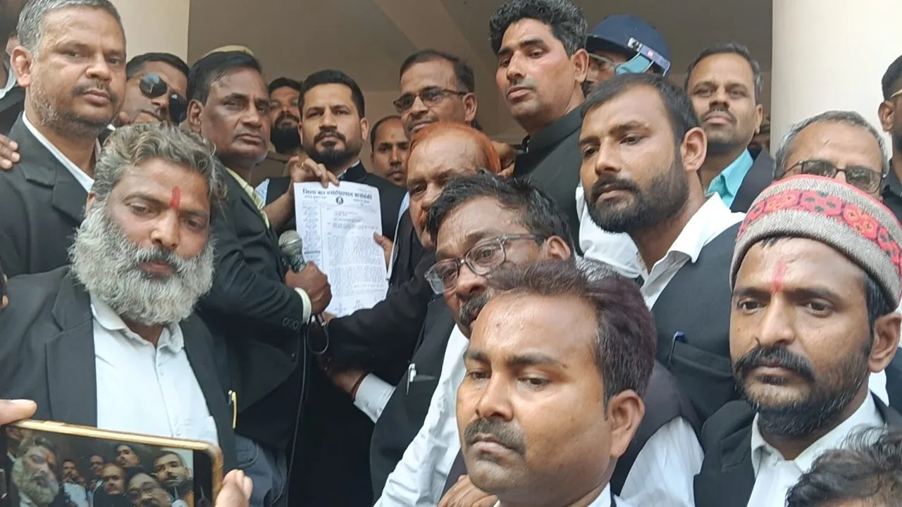 बाराबंकी बाबी हत्याकांड : वकीलों ने जाम किया हाइवे, डीएम को सौंपा पांच सूत्रीय मांगों का ज्ञापन