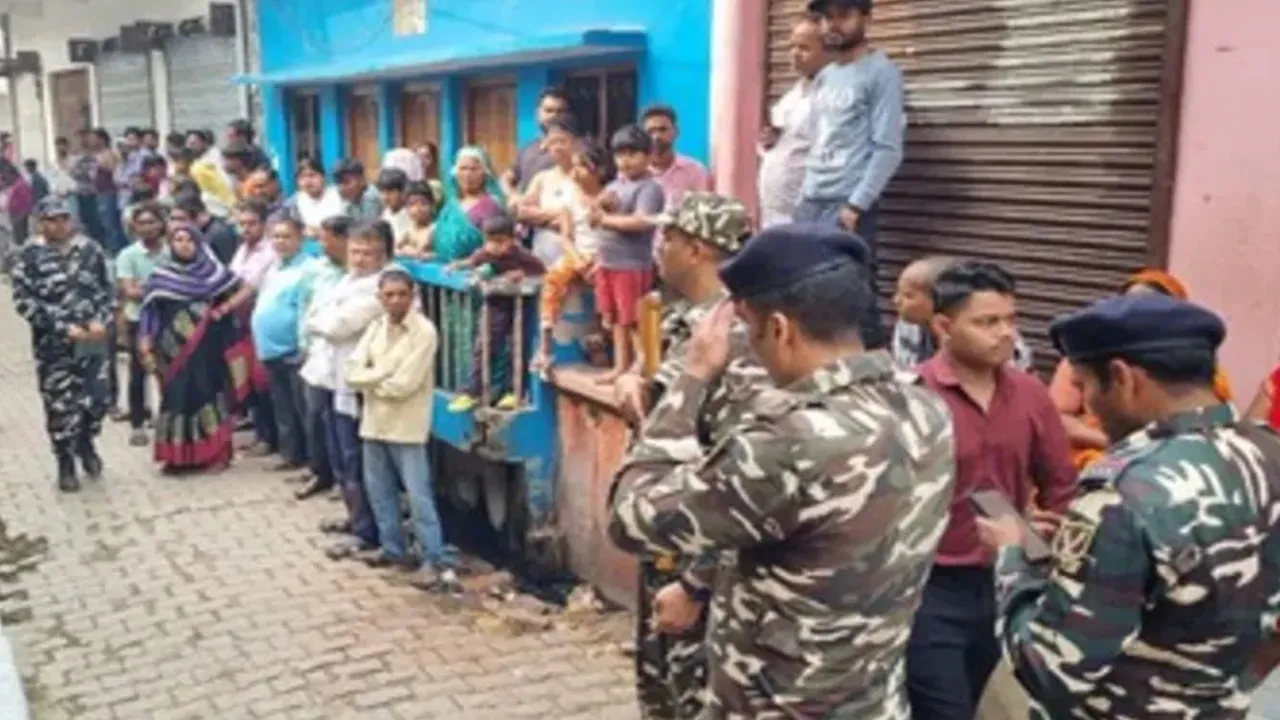 पारिवारिक कलह का खौफनाक अंत : महराजगंज में पत्नी से परेशान पति ने दो बच्चों संग फंदा लगाकर दी जान, इलाके में सनसनी 