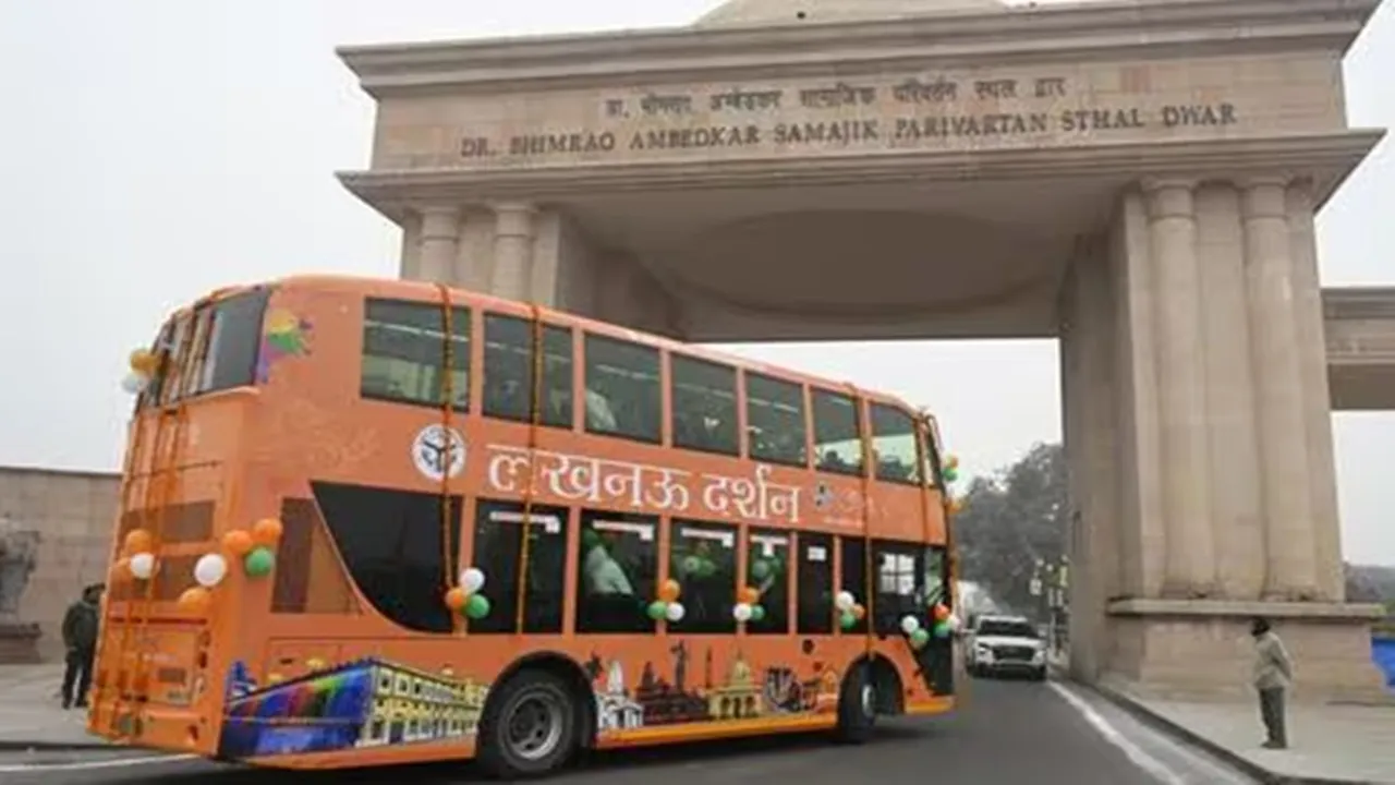 महिला दिवस पर महिलाओं ने 'लखनऊ दर्शन' बस से की सैर, ऐतिहासिक स्थलों का किया भ्रमण 