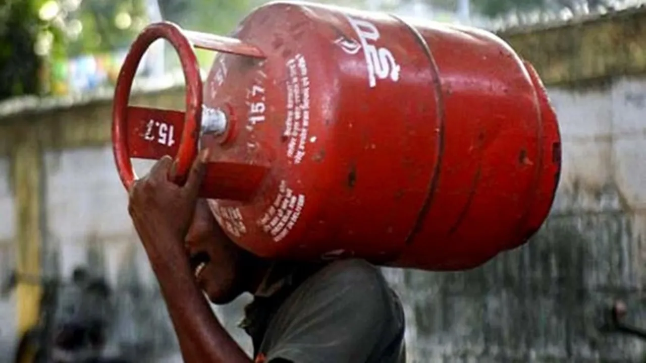 LPG Price Increased : गैस सिलेंडर के दाम बढ़ने से बिगड़ा रसोई का बजट, गृहणियों ने जताई नाराजगी