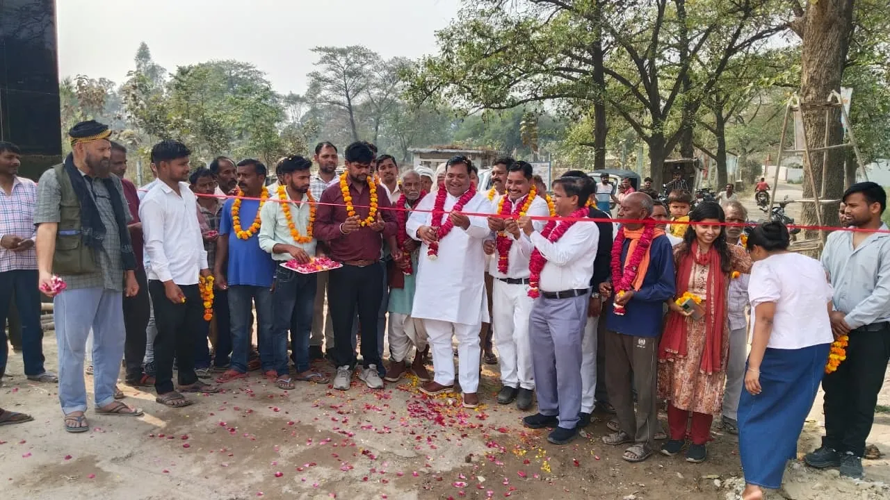 बाराबंकी : डॉ. भीमराव आंबेडकर स्मृति प्रवेश द्वार का ब्लॉक प्रमुख ने किया लोकार्पण, बोले- देवा ब्लॉक बनेगा मॉडल