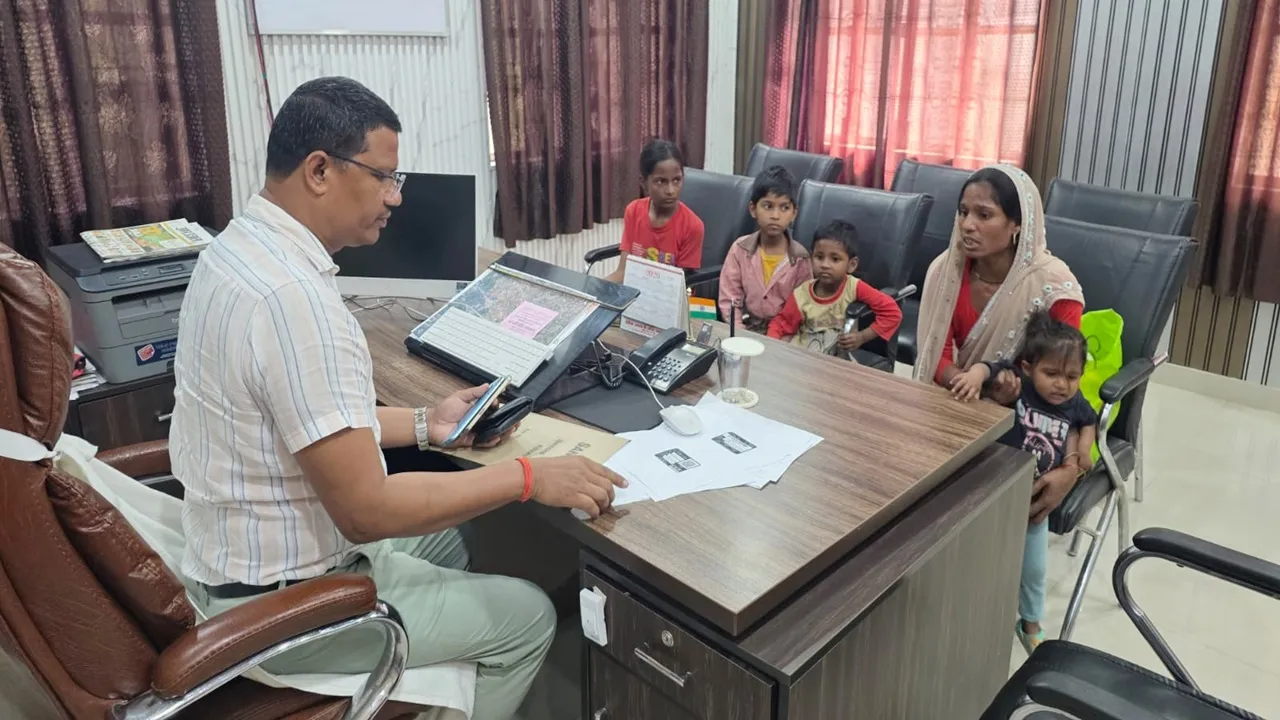 बाराबंकी : चार बेटियों संग तिरपाल में जिंदगी गुजार रही विधवा मंजू, प्रशासन ने हर संभव मदद का दिया आश्वासन