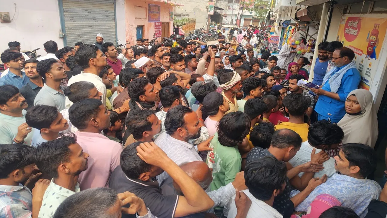 बाराबंकी में गहराया गैस का संकट : ठप होने की कगार पर व्यापार, घंटों लाइन में लगने को मजबूर उपभोक्ता