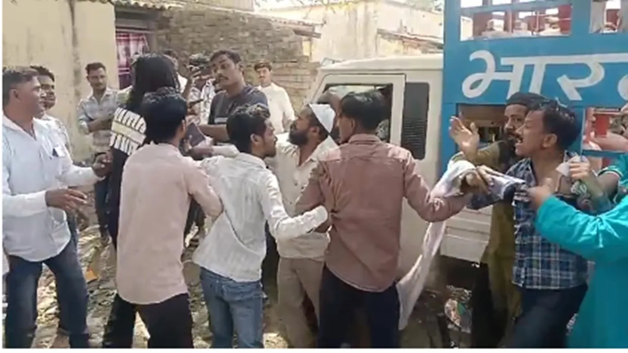 बाराबंकी : गैस एजेंसी पर युवकों के बीच मारपीट, दोनों पक्षों ने एक दूसरे पर लगाया आरोप