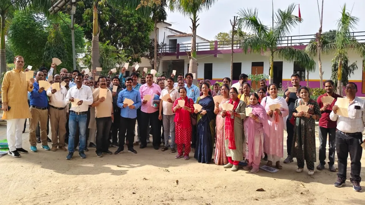 बाराबंकी : शिक्षक की पाती अभियान में सैकड़ों शिक्षकों ने भेजे पत्र, उठाई यह मांग