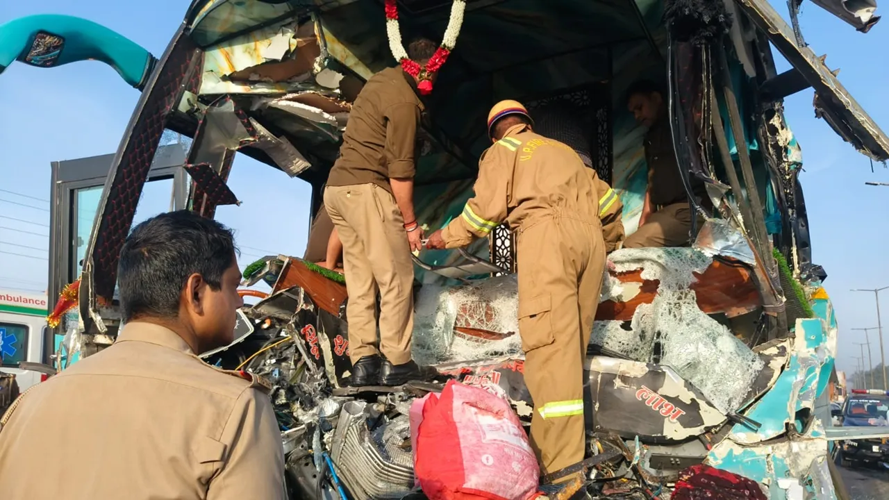 कानपुर : मार्बल लदे ट्रेलर में घुसी डबल डेकर टूरिस्ट बस, दो की मौत, 56 घायल