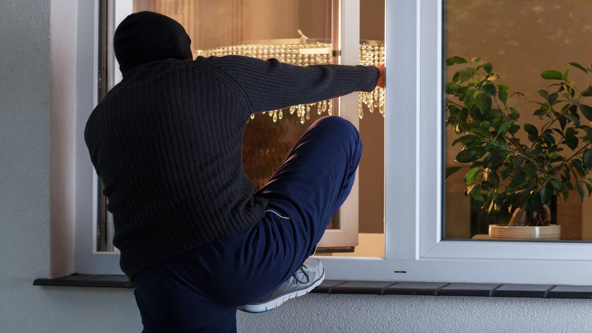 Bareilly: रिश्तेदारी में गया था परिवार, घर के ताले तोड़कर चोरों ने की लाखों की चोरी