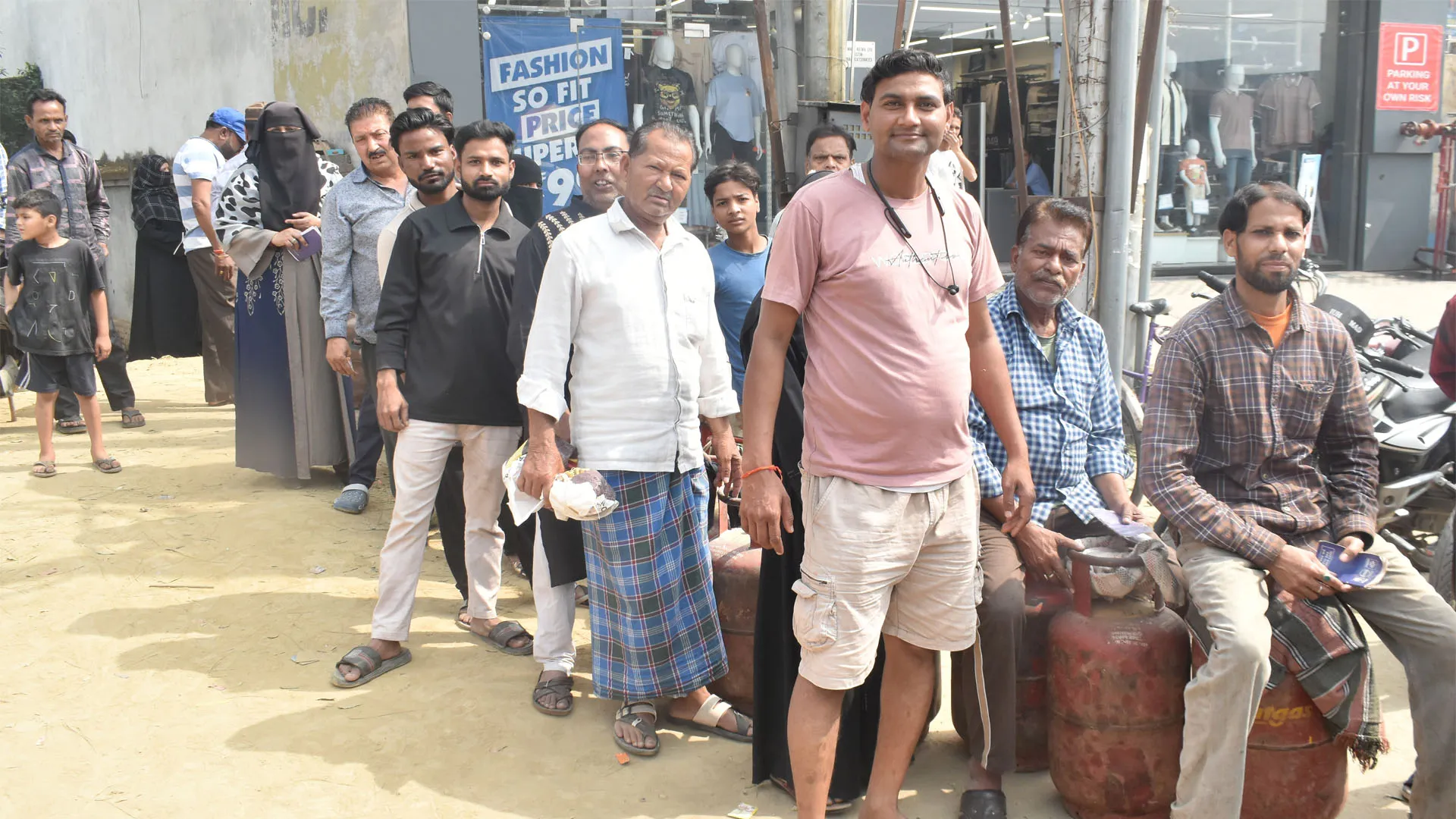 Bareilly: व्यावसायिक सिलेंडरों पर भी संकट, होटल-रेस्टोरेंट में हुई कमी