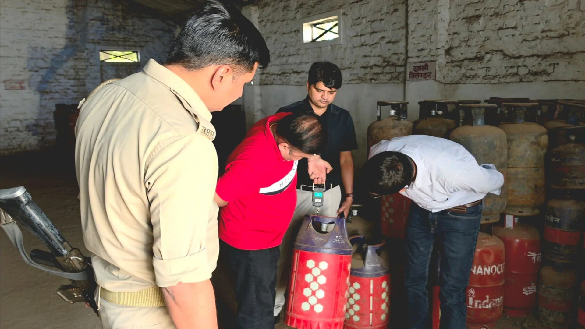 Bareilly : गैस की कालाबाजारी, ओवर रेटिंग जांचने को अफसरों ने की छापेमारी