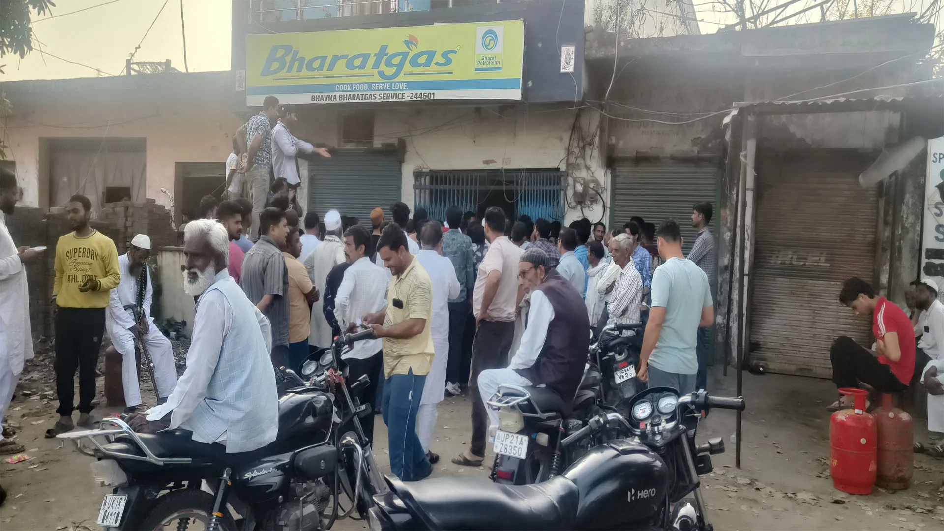 Moradabad: प्रशासन ने संभाली गैस एजेंसी, कतार में लगकर खरीदा सिलेंडर