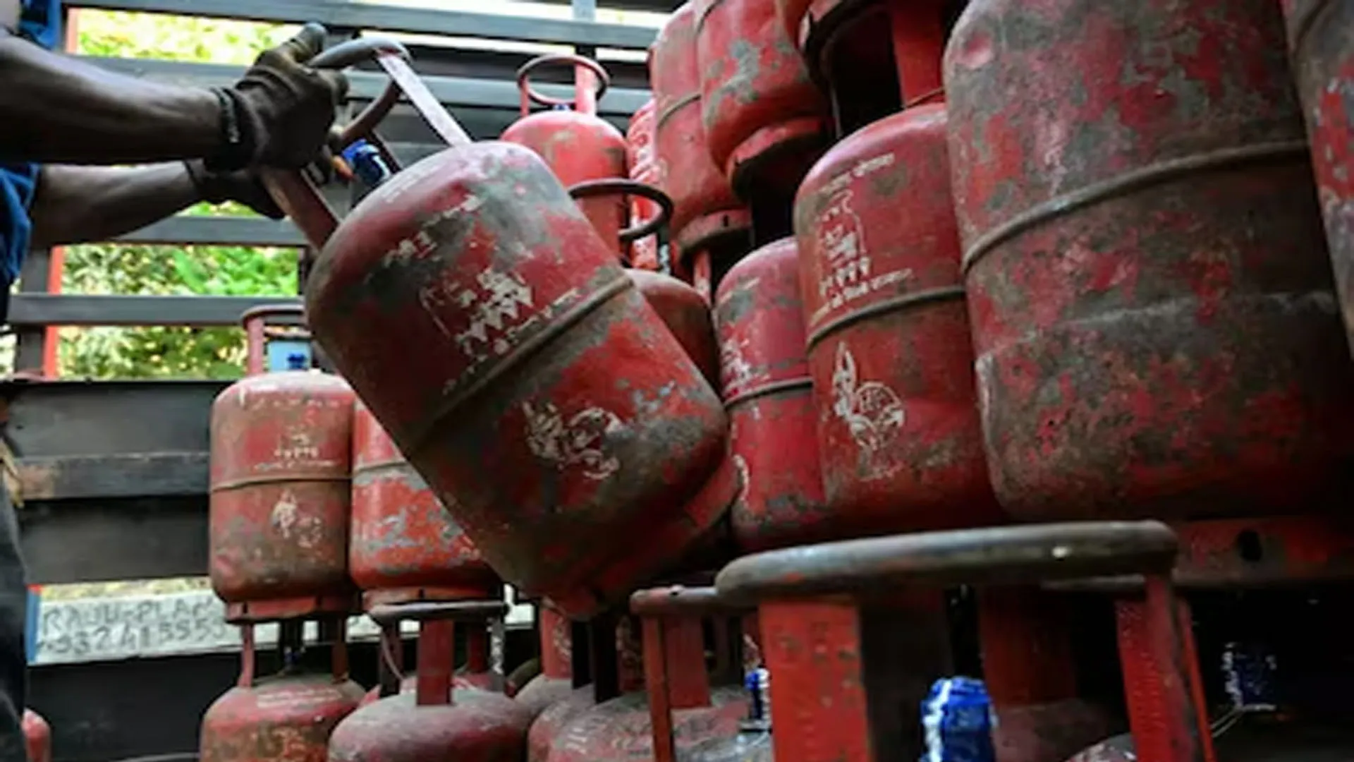 Uttrakhand: 25 LPG सिलेंडर लदी पिकअप पुलिस ने पकड़ी, चालक छोड़कर हुआ फरार