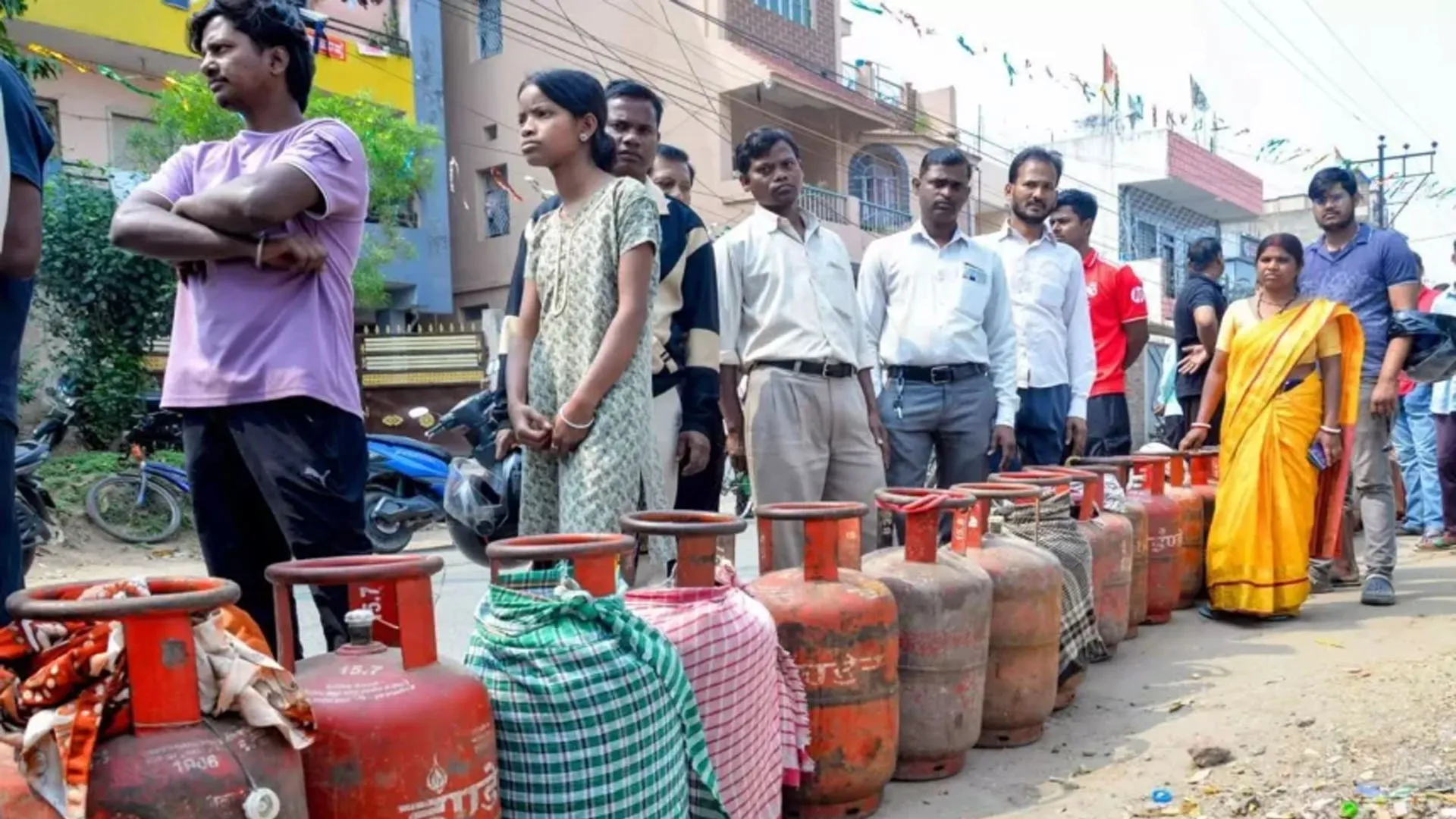 Moradabad: रसोई गैस व पेट्रोल डीजल की कालाबाजारी पर होगी सख्ती