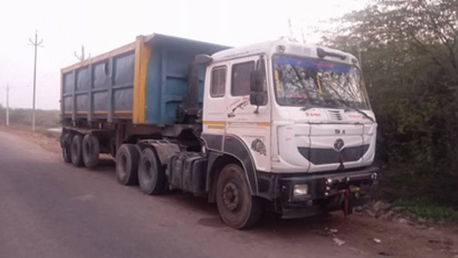 UP: डंपर ने युवक को बाइक समेत काफी दूर तक घसीटा, दोनों टांगे टूटने के बाद दिल्ली में भर्ती