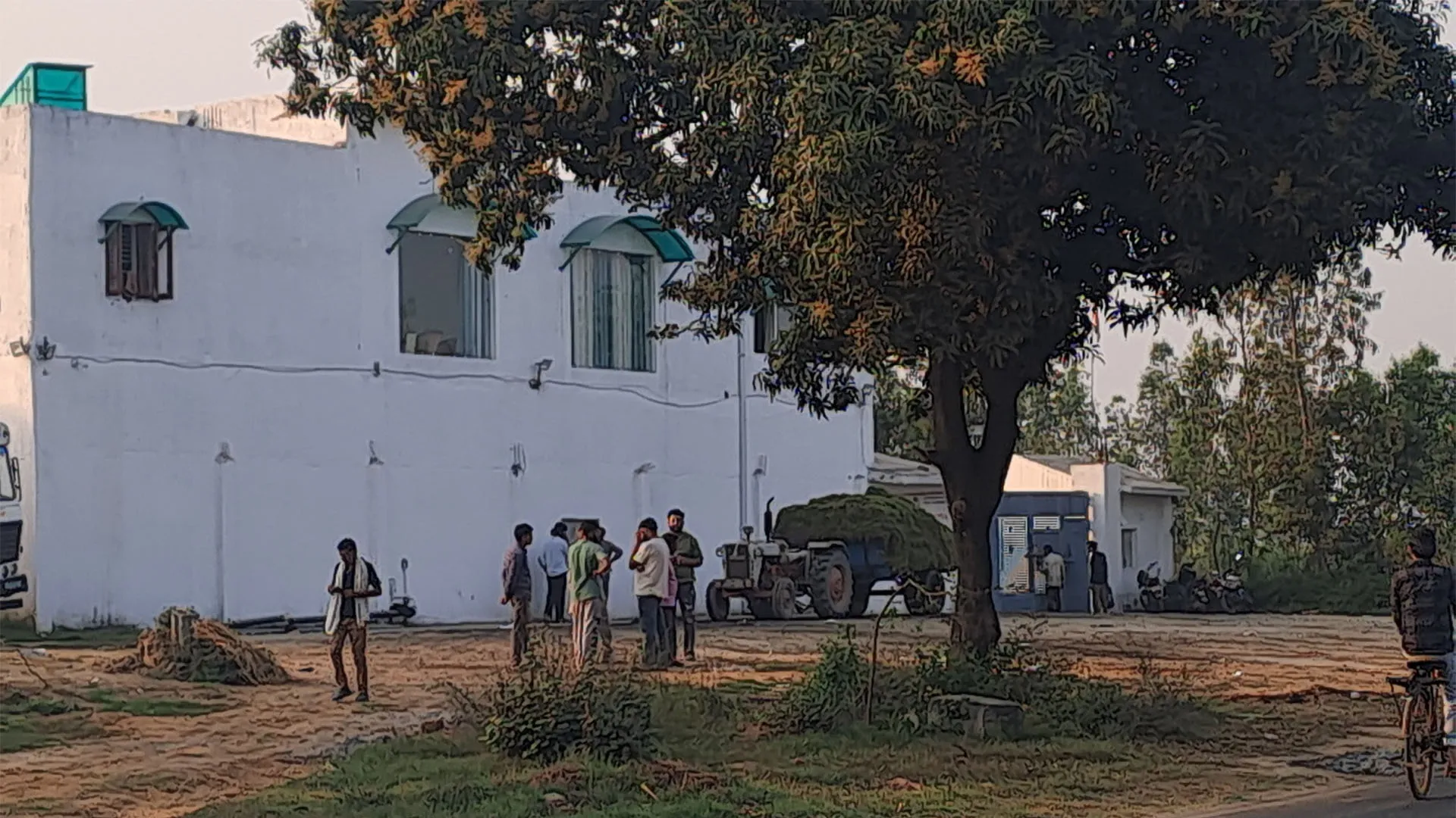 UP: मटर फैक्ट्री में गैस रिसाव से अफरा-तफरी, गंध फैलते ही मजदूरों ने भागकर बचाई जान 