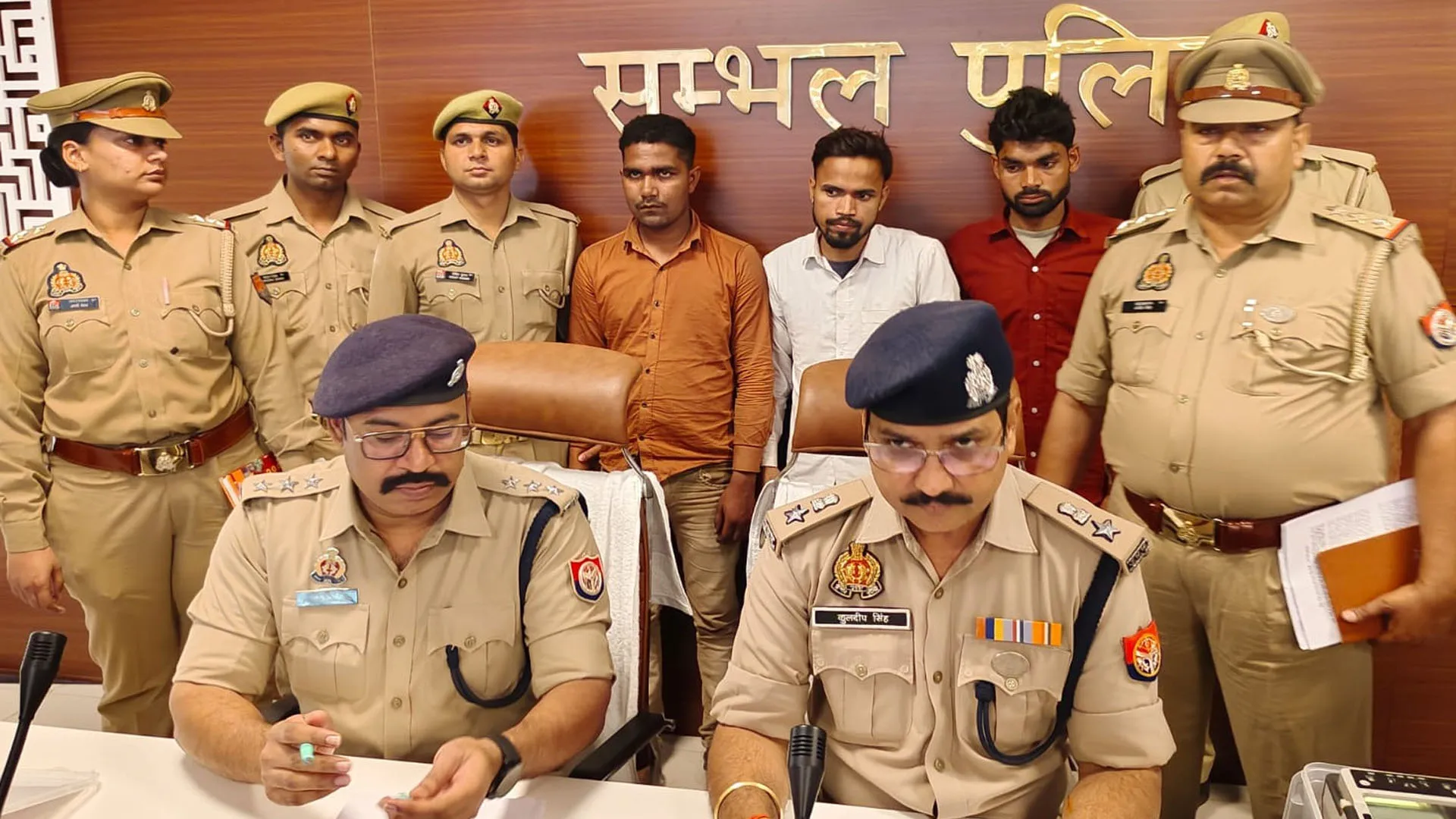 UP: फर्जी तरीके से आधार कार्ड बनाने वाले गिरोह का भंडाफोड़, तीन गिरफ्तार