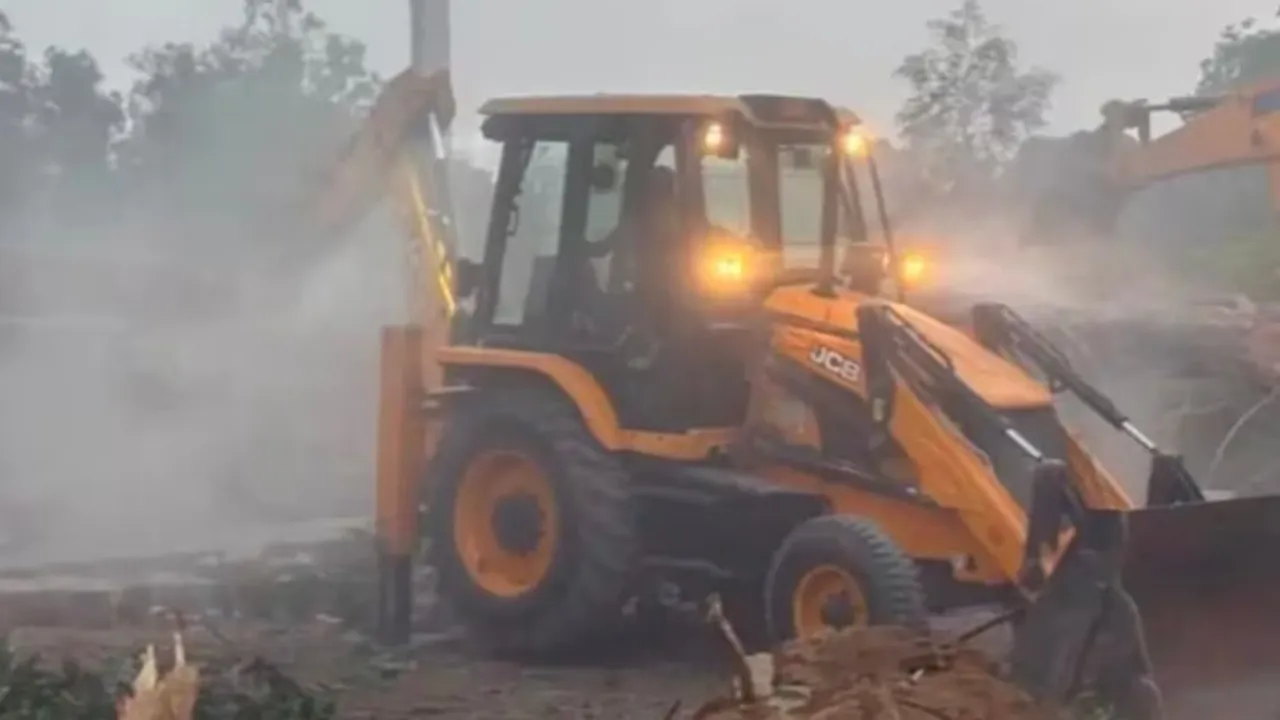 सीतापुर में 12 साल पुरानी मस्जिद पर चला बुलडोजर, छावनी तबदील रहा इलाका