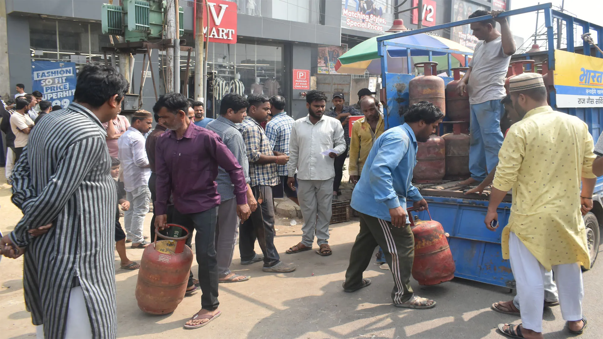 Bareilly : 1500 में बेचे जा रहे सिलेंडर, उपभोक्ता एजेंसी के काट रहे चक्कर