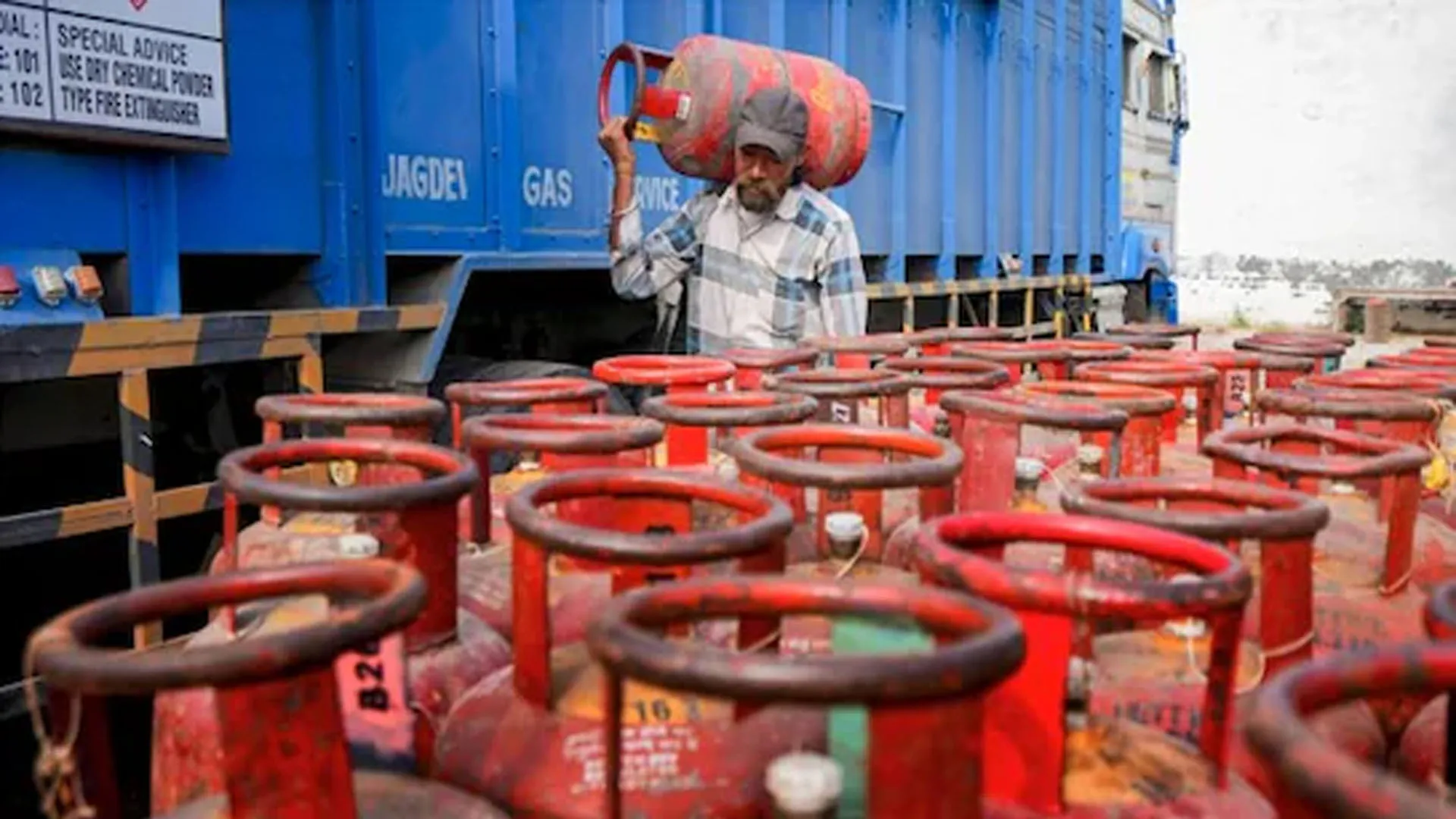 Bareilly: अब ऐप से भी गैस बुक होना मुश्किल, सुबह से शाम तक करना पड़ रहा प्रयास