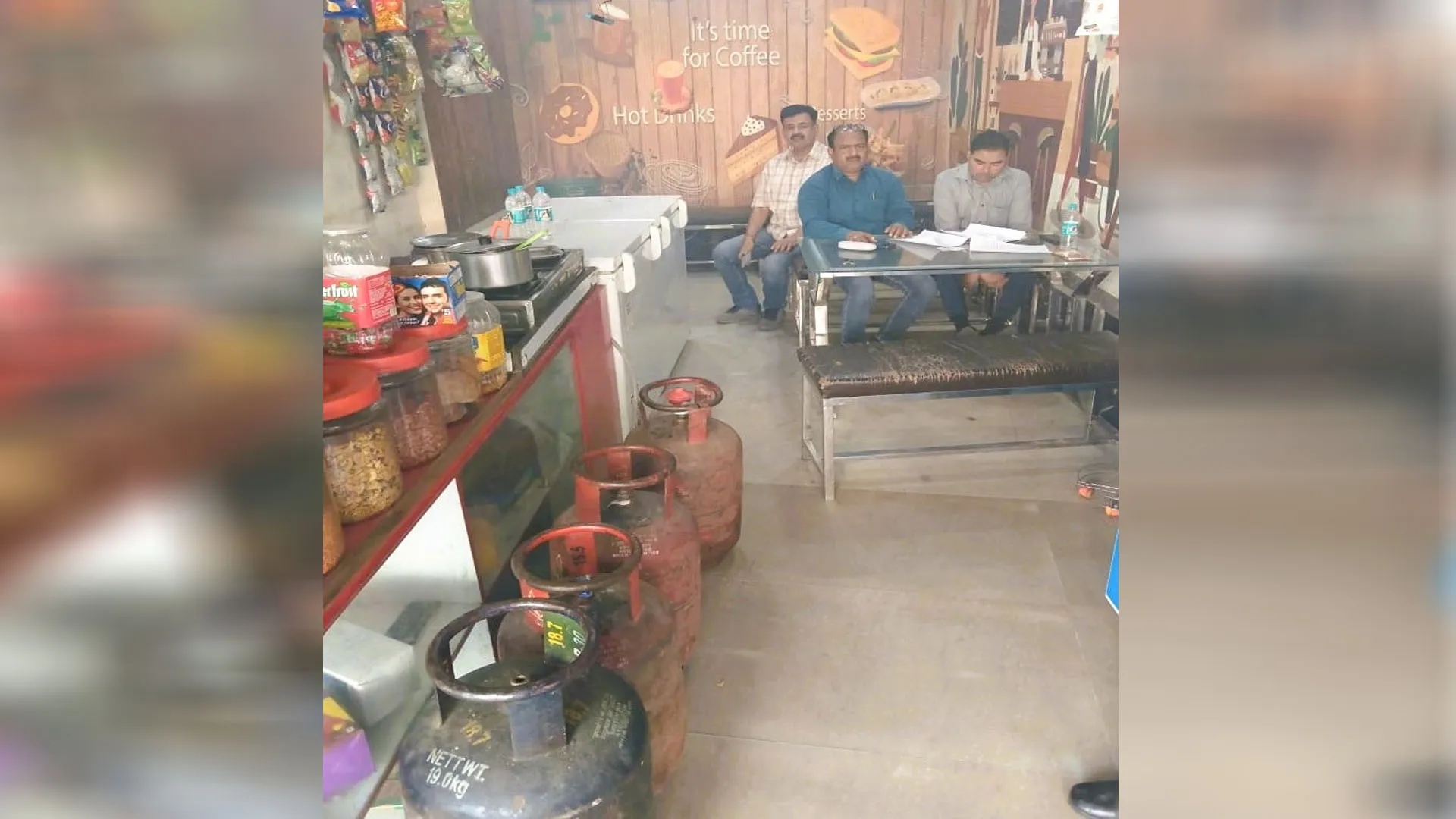 Moradabad: कन्फेक्शनरी व पकौड़ी सेंटर में पकड़े घरेलू व कामर्शियल सिलेंडर