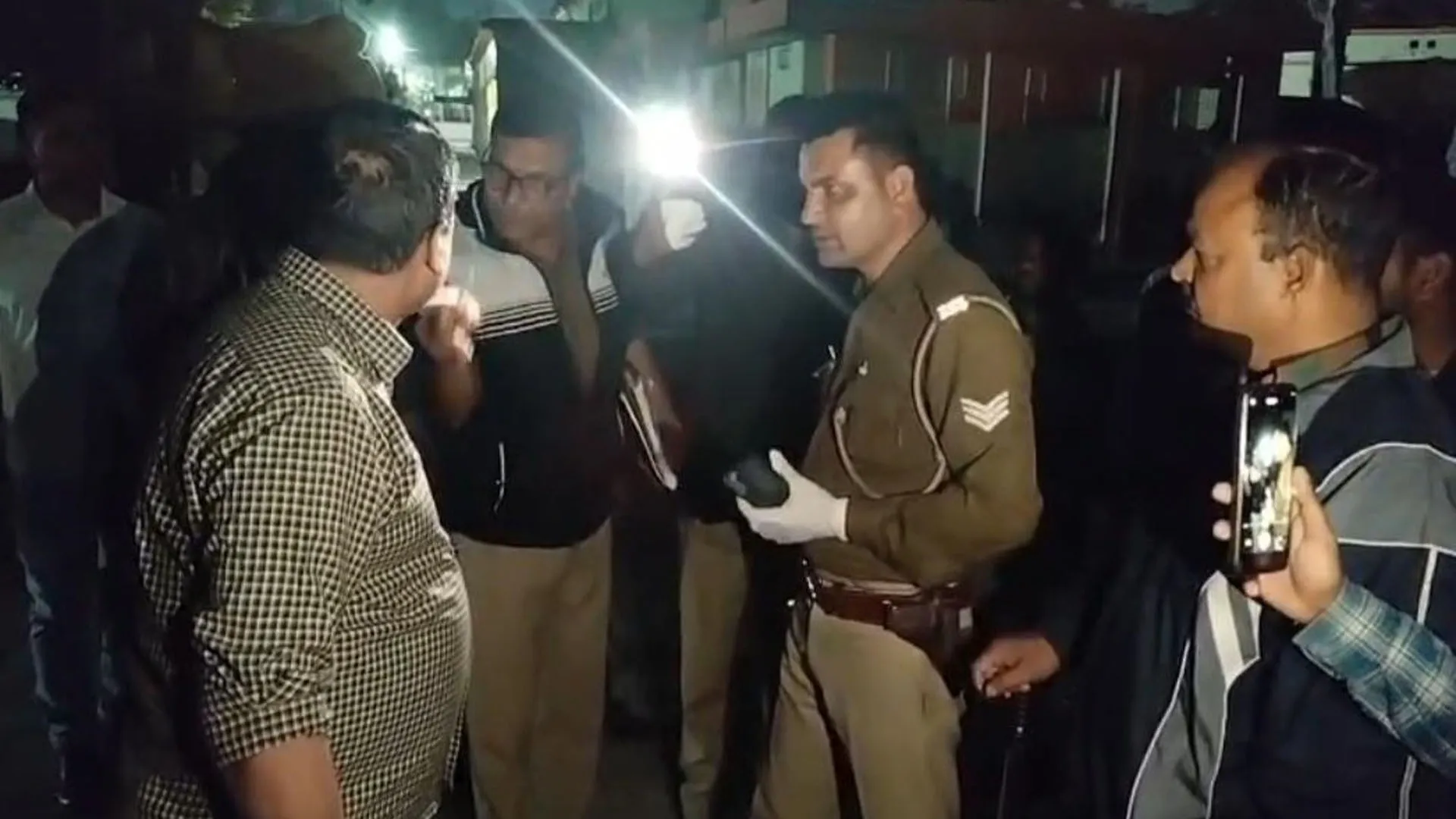 UP: सड़क हादसे में पिता-पुत्र की मौत, चिकित्सक से भिड़ा दरोगा और सिपाही