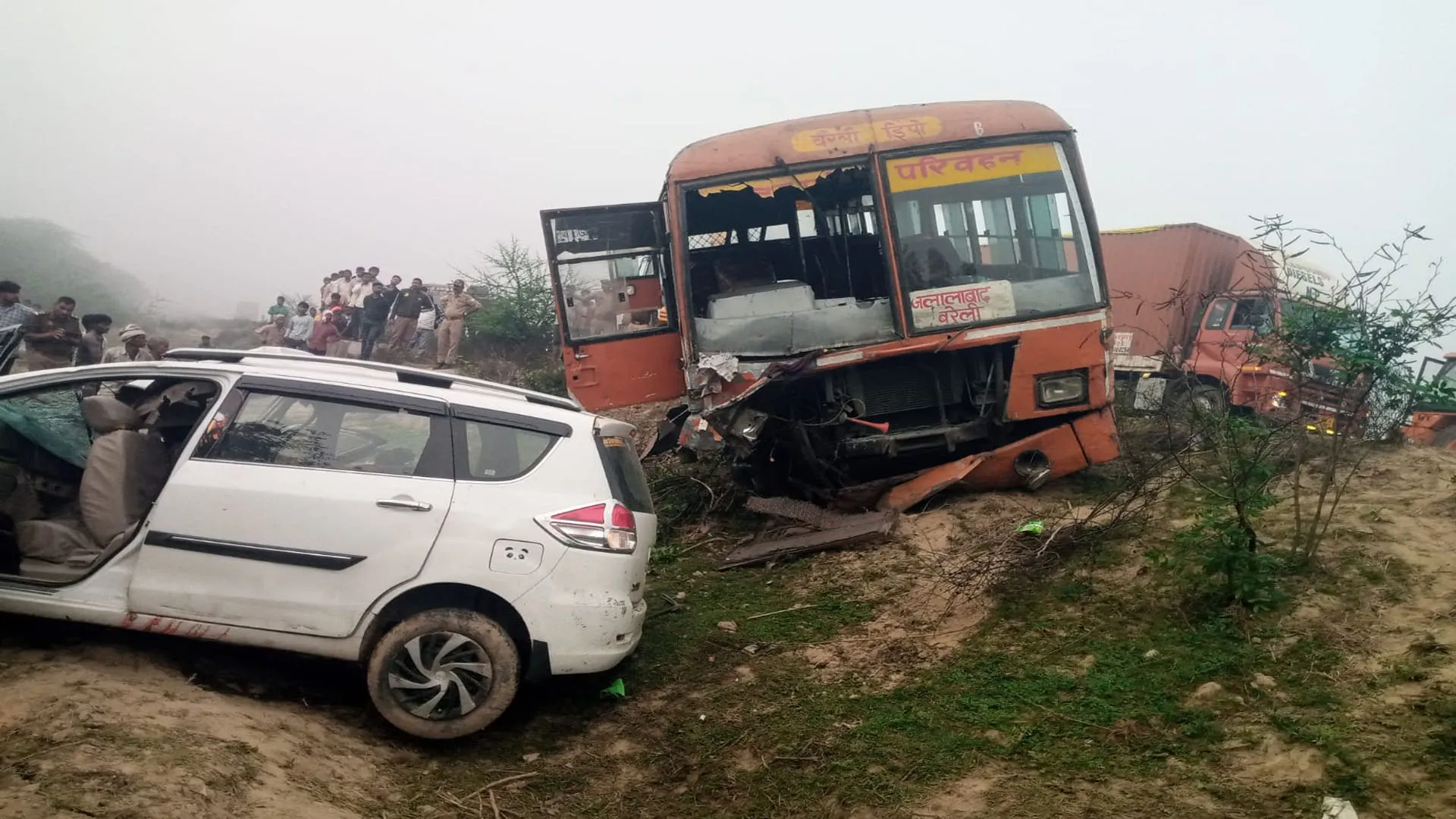 भीषण हादसा: बस-कार की जोरदार भिड़ंत में तीन लोगों की मौत, दो गंभीर घायल