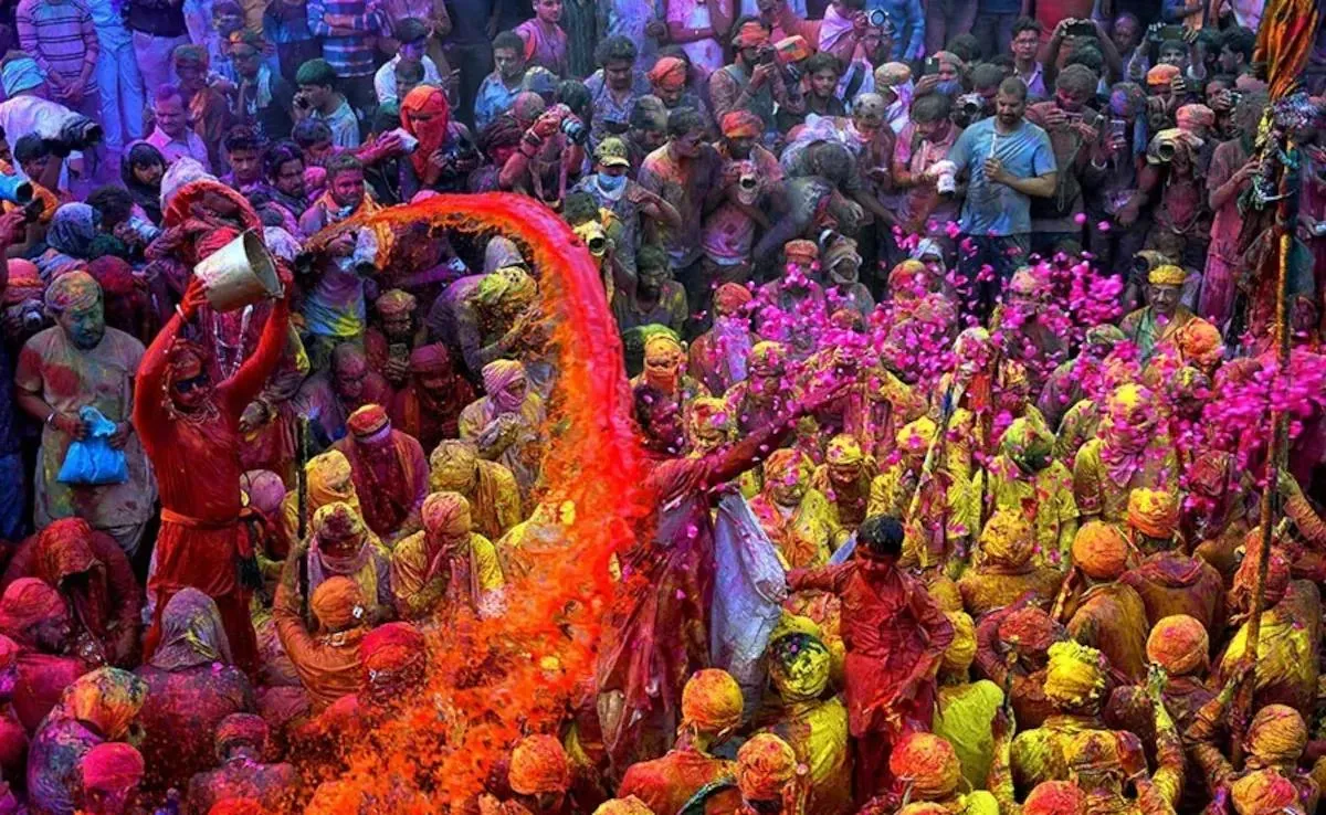 रंगों से आगे... आत्मा के रंगों की होली