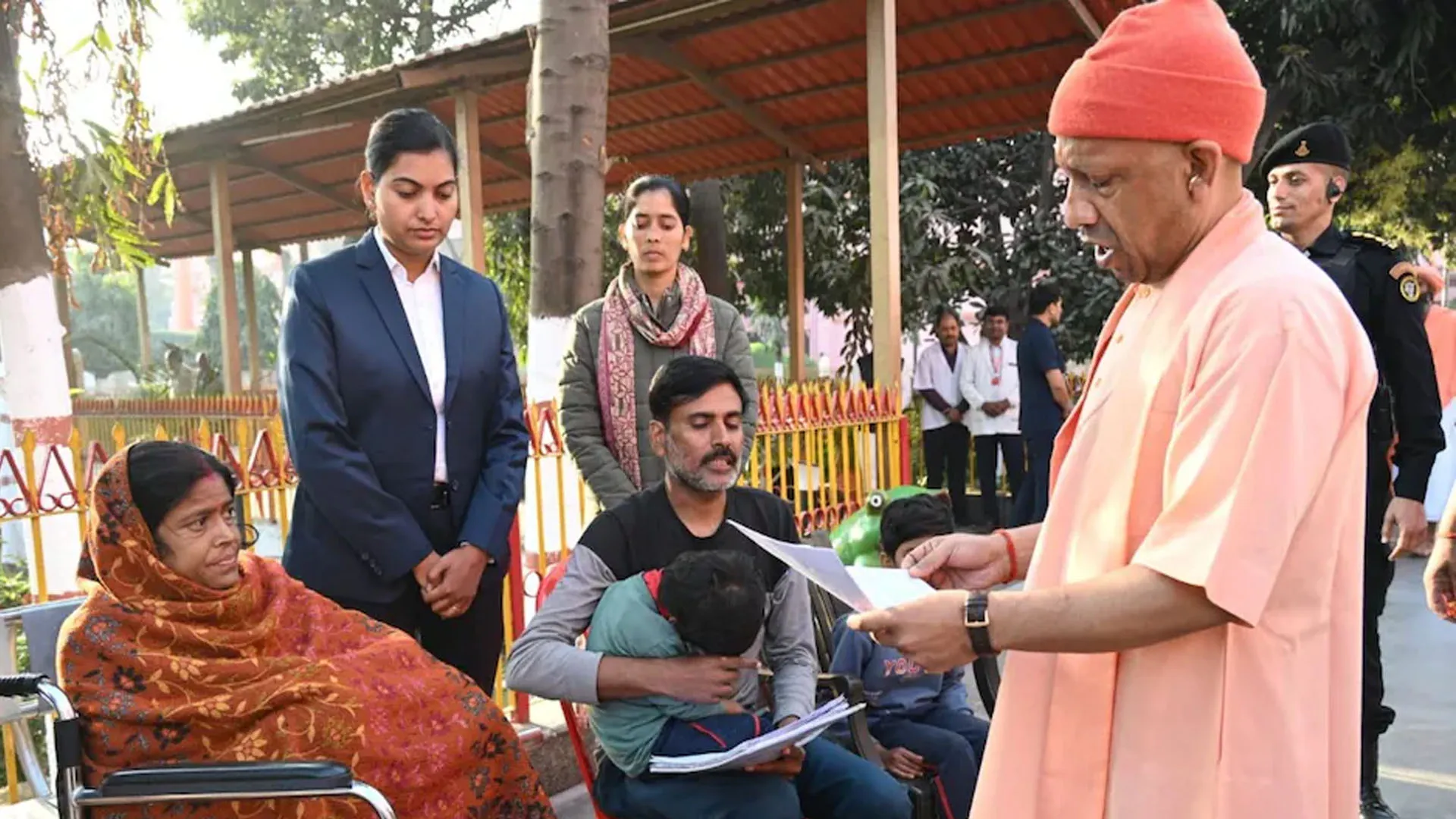  सीएम का जनता दर्शन : फरियादियों से बोले योगी...बेफिक्र होकर कराओ इलाज, सरकार करेगी मदद