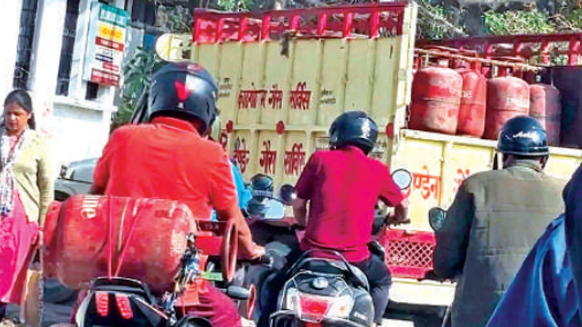 Uttrakhand: सिलेंडर के लिए लगा डाली रेस, बाइक-स्कूटी से गैस ट्रक का किया पीछा