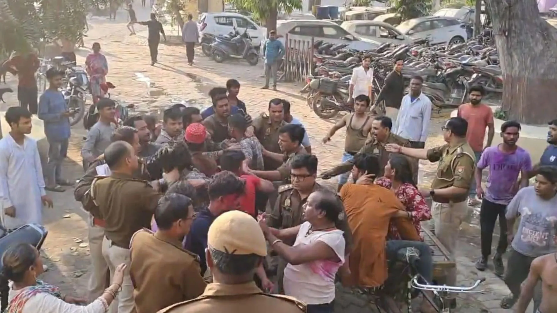 Bareilly: थाने के अंदर भिड़े दो समुदाय के लोग, हंगामे के बाद फूले पुलिस के हाथ-पांव