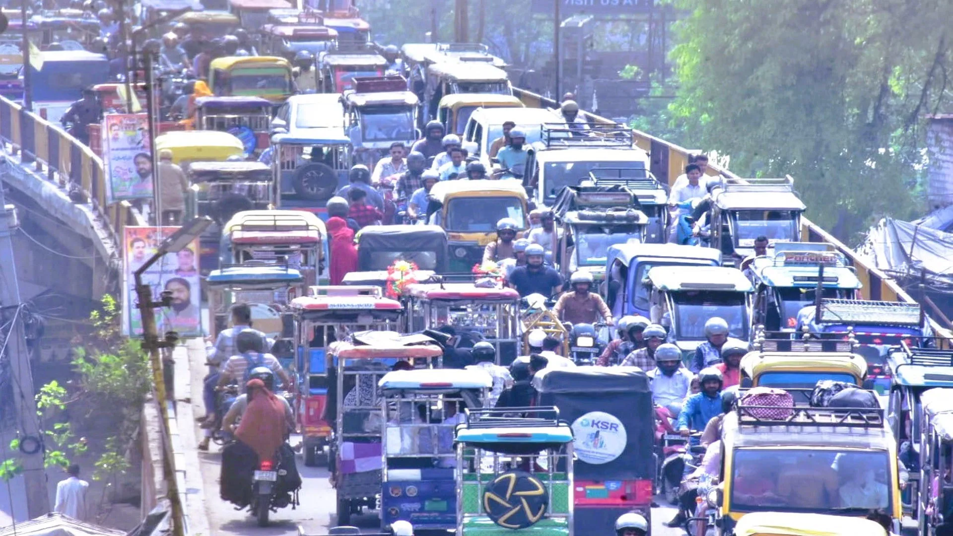 Moradabad: कैमरे की नजर फिर भी वाहन चालकों की मनमानी से आए दिन शहर जाम