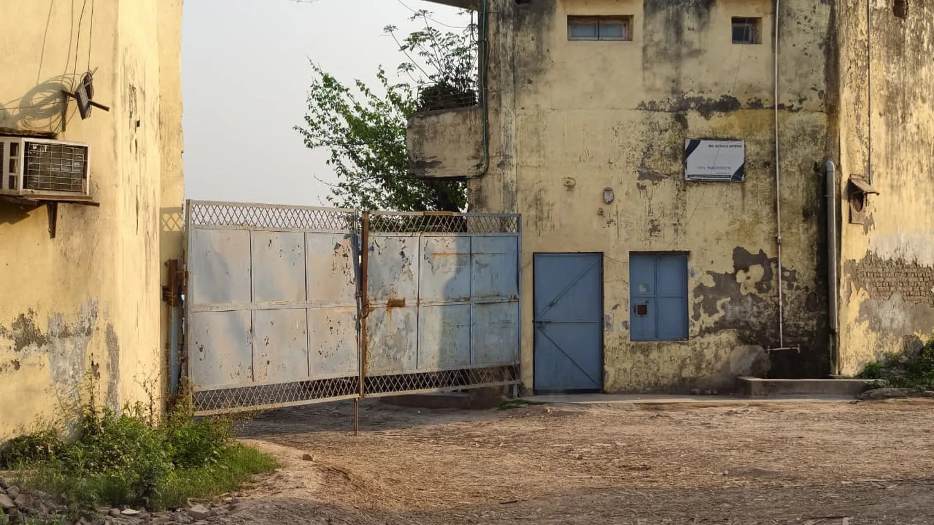 UP: 85 घंटे बाद बिना कोई दस्तावेज लिए फैक्ट्रियों से निकली आयकर टीम वापस लौटी 