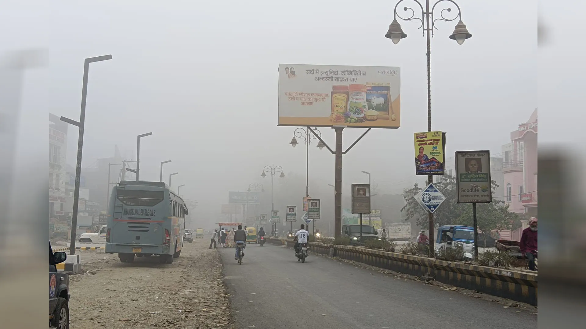 Bareilly : सुबह घना कोहरा छाया तो दृश्यता घटी, मगर तापमान रहा सामान्य