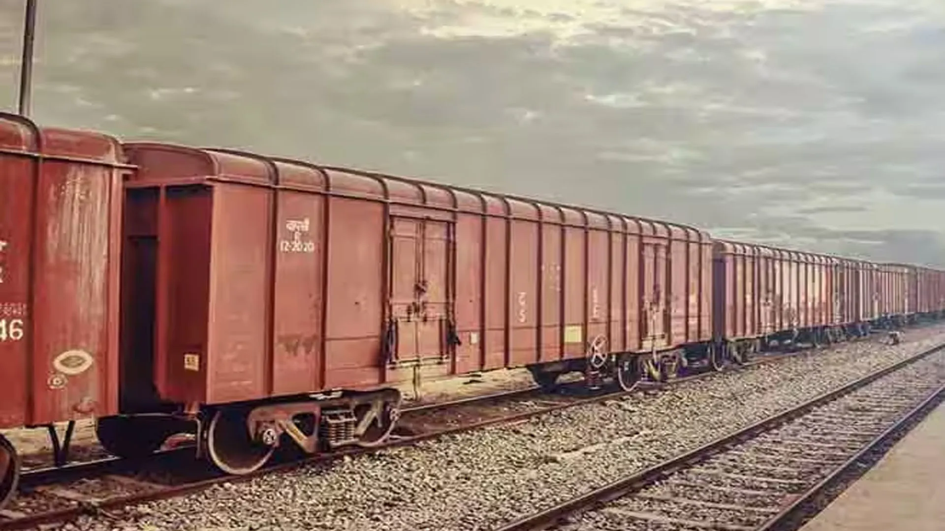 Moradabad: पहली बार कंटेनर रैक के माध्यम से कोलकाता चीनी भेजी गई