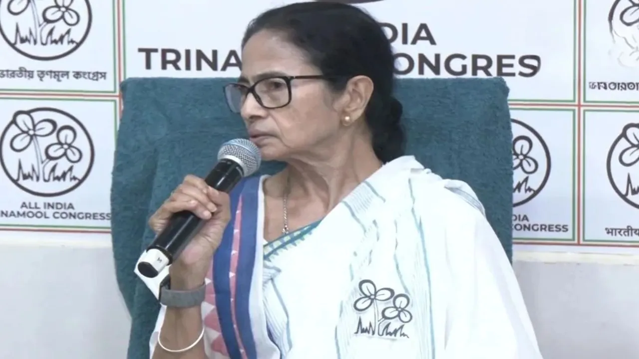 पश्चिम बंगाल चुनाव : चुनावी घोषणा पत्र में TMC की 10 ‘प्रतिज्ञाएं’, महिलाओं-युवाओं-किसानों पर बड़ा फोकस