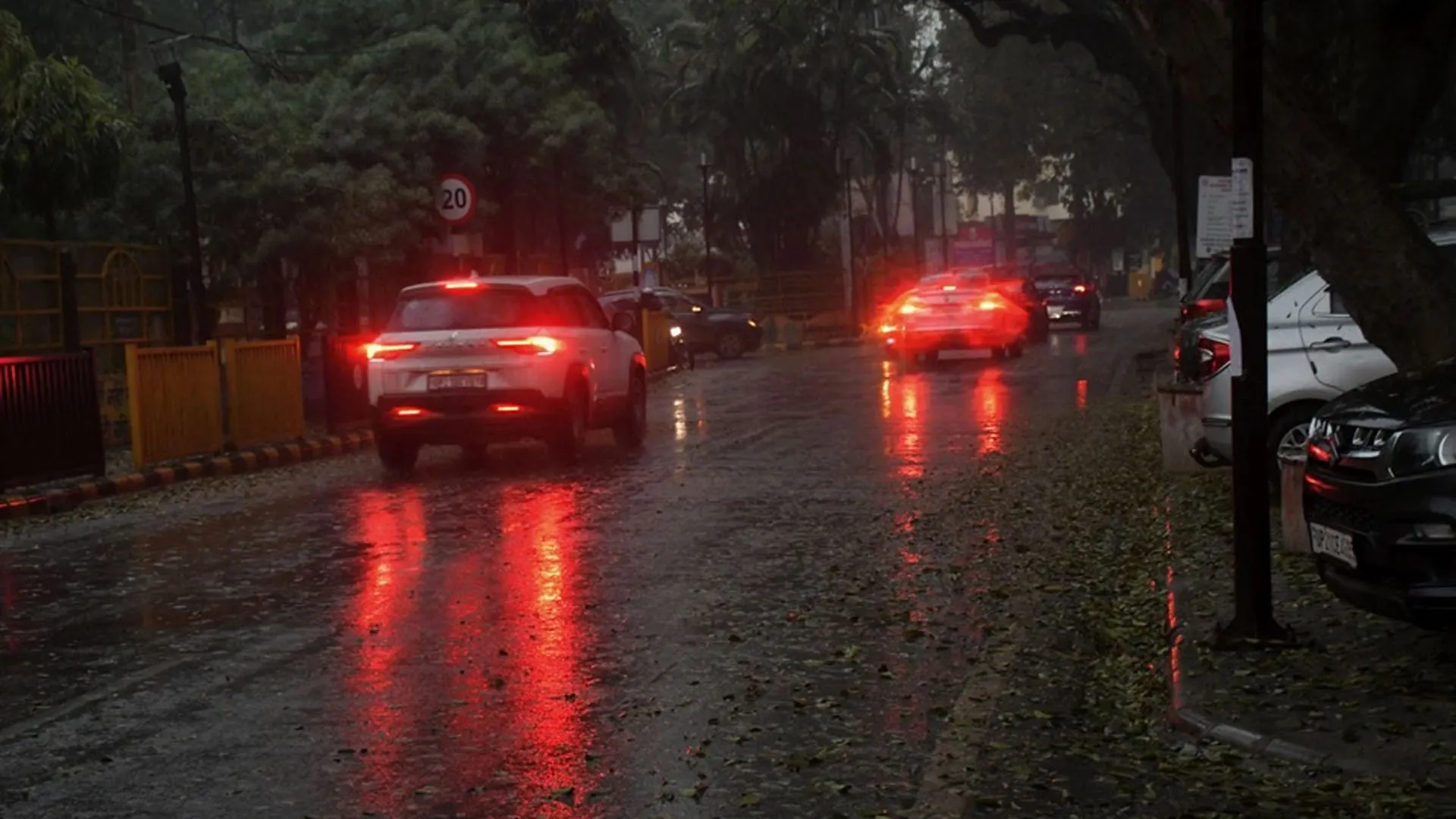 Moradabad : दिन भर छाए रहे बादल, बूंदाबांदी व हवा से ठंड, अधिकतम तापमान 30 और न्यूनतम 18 डिग्री दर्ज