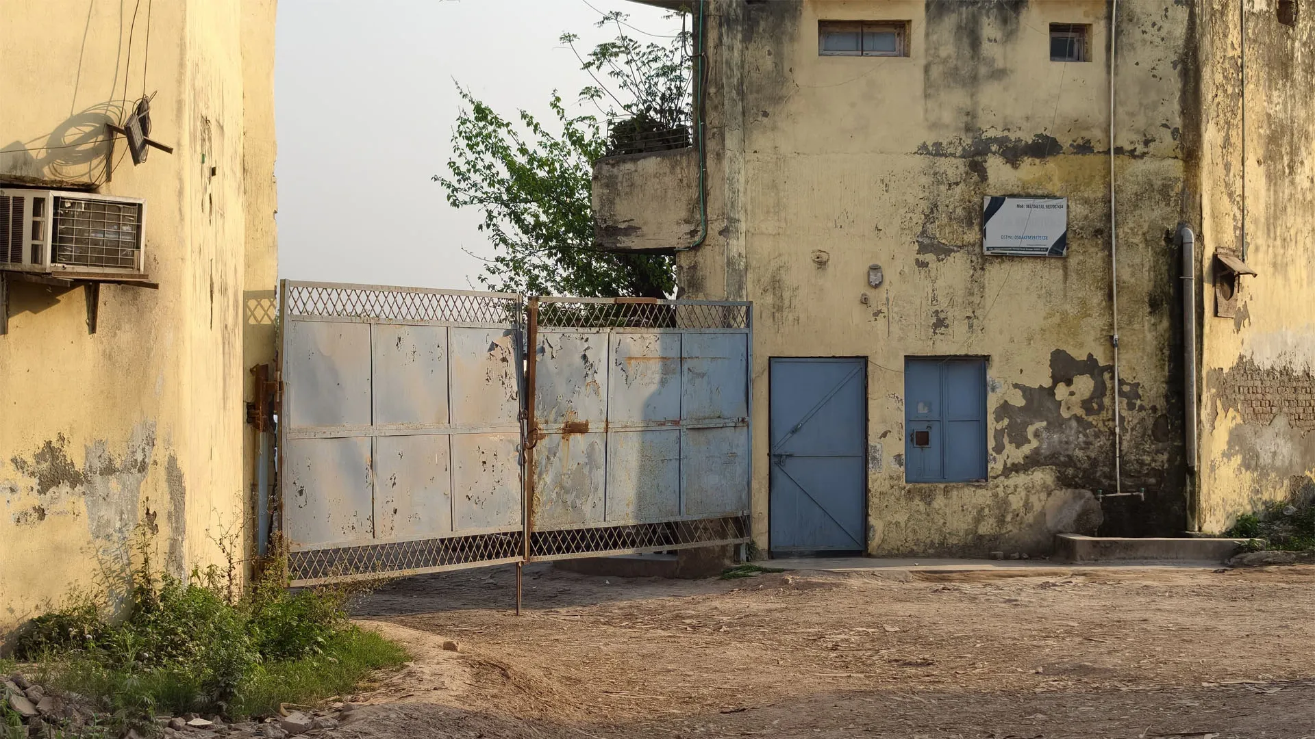 UP: आयकर टीम को दोनों प्लाईवुड फैक्ट्रियों में हुए 60 घंटे से ज्यादा