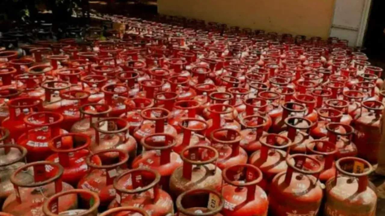 गैस सिलेंडर की कालाबाजारी पर नहीं हो रही कार्रवाई, आपूर्ति विभाग की लापरवाही उपभोक्ताओं पर पड़ रही भारी