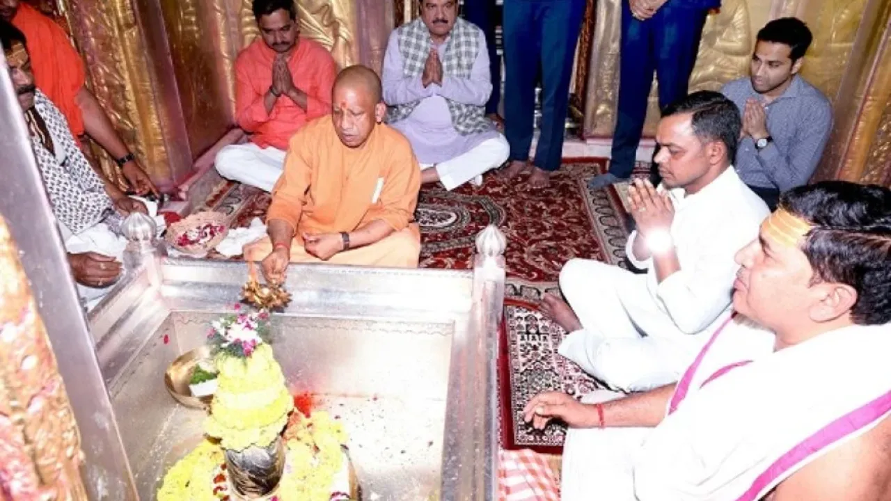 सीएम योगी ने काशी विश्वनाथ धाम में किया पूजन-अर्चन, ‘काशी कोतवाल’ काल भैरव के चरणों में झुकाया शीश