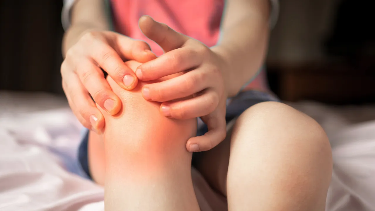 बच्चों में जोड़ों का दर्द और सुबह की जकड़न को हल्के में न लें, ये गठिया की हो सकती है शुरुआत