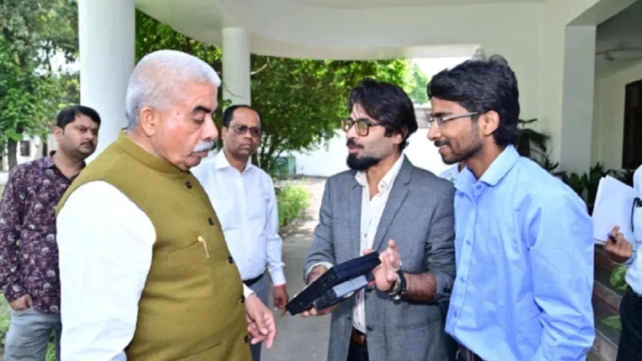 सोलर पावर से चमका युवा का आइडिया... छात्र का ‘सोलर लाइट-प्रोजेक्शन फ्रेम’ अब स्टार्टअप बनने को तैयार, देखें क्यों है खास