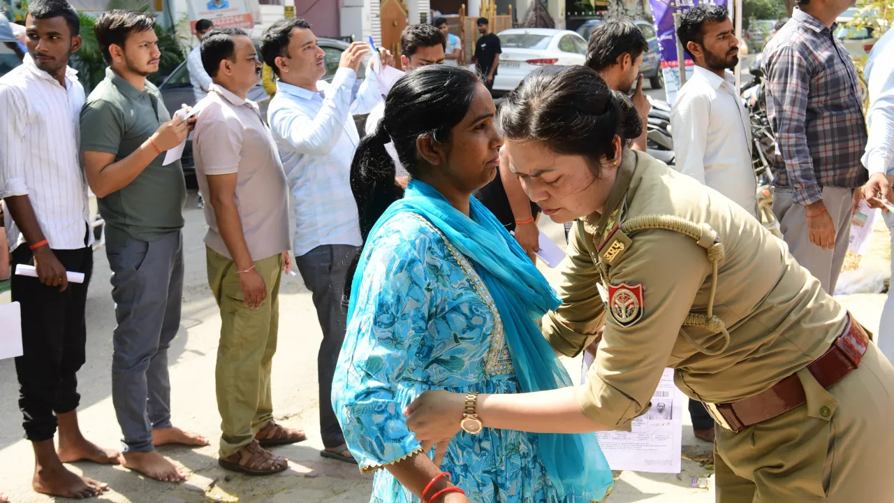 UP SI Exam: लखनऊ के 54 केंद्रों पर दरोगा भर्ती परीक्षा हुई सम्पन्न, आसान सवालों से अभ्यर्थी खुश, दिल्ली जेल से परीक्षा देने आया बंदी... 