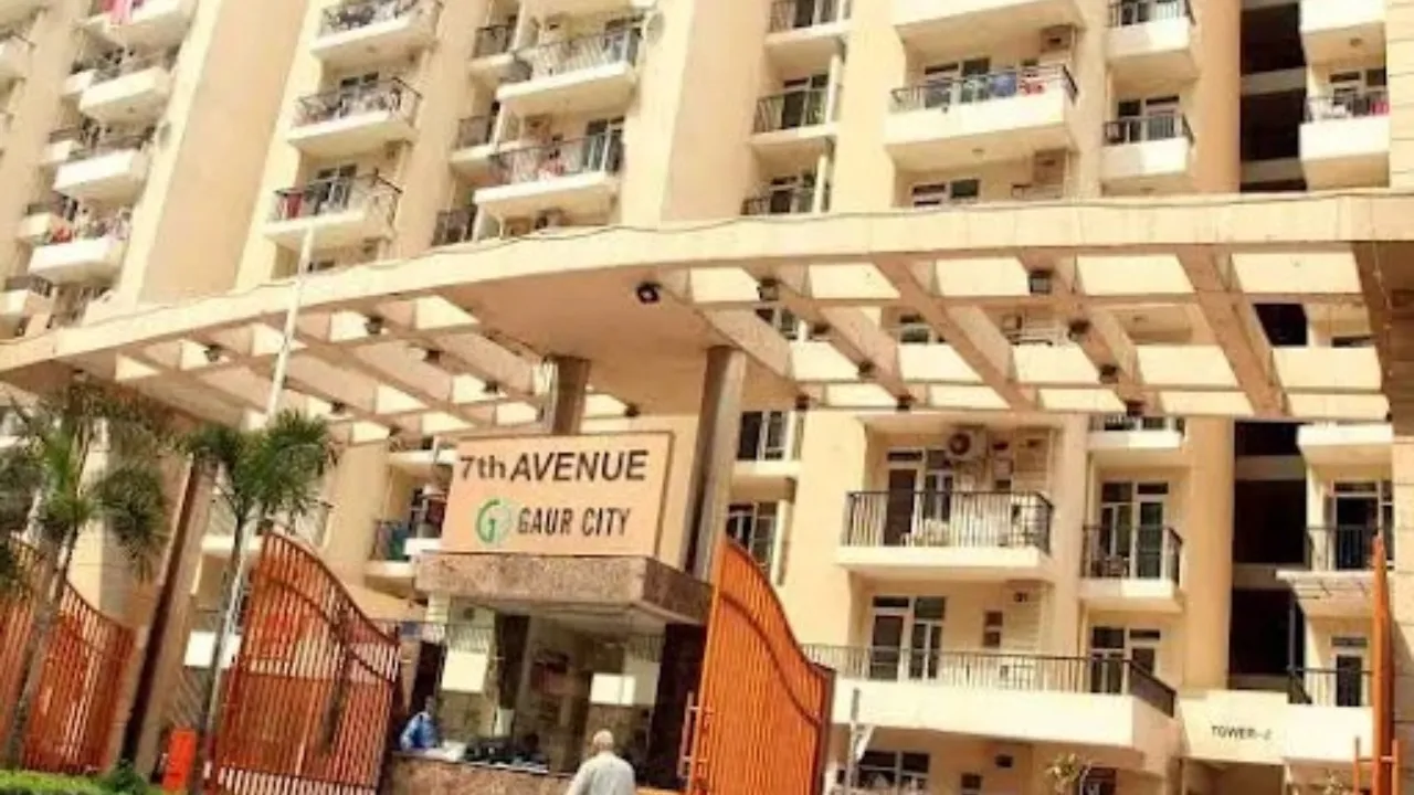 नोएडा: बारहवीं मंजिल से गिरा तीन साल का मासूम, इजाल के दौरान हुई मौत 