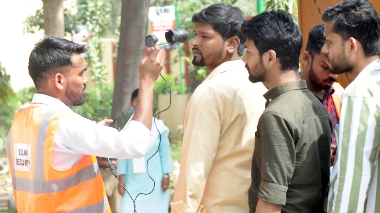 परीक्षा के बाद चारबाग स्टेशन पर उमड़ी भीड़... सीट के लिए मारामारी, बस अड्डों पर भी रही भीड़