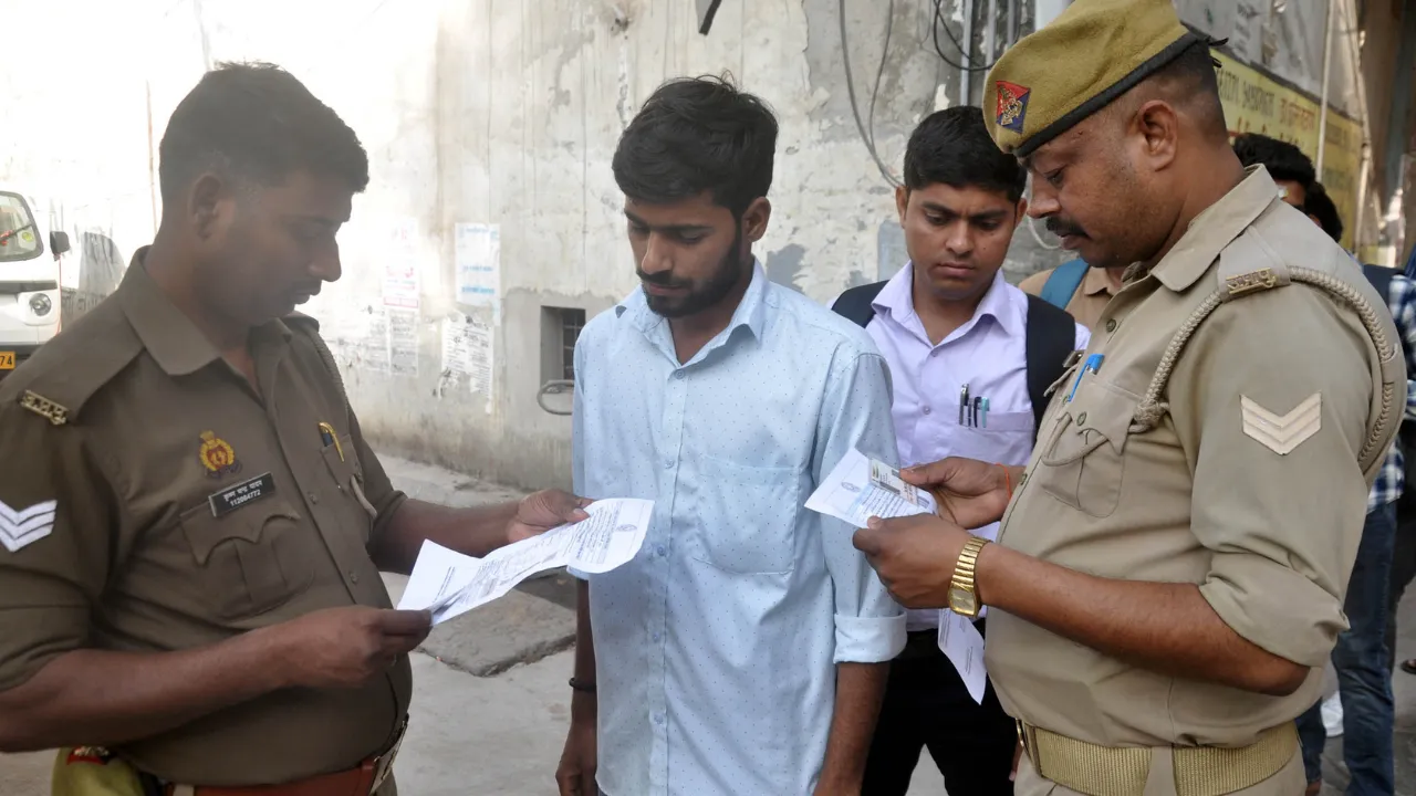 SI भर्ती परीक्षा में पहले दिन 1,26,000 हजार अभ्यर्थी रहे गैर हाजिर... पेपर लीक कराने का फर्जी दावा करने वाले तीन गिरफ्तार, सात टेलीग्राम चैनलों पर मुकदमा