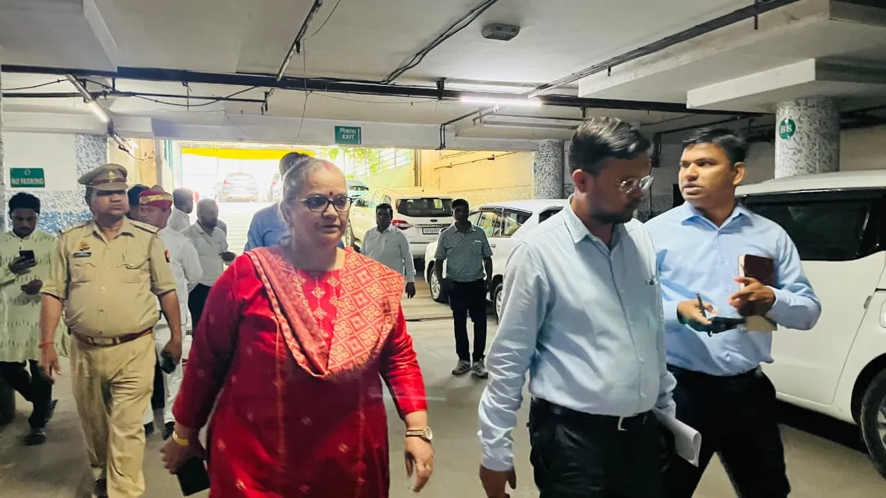 हजरतगंज में मल्टीलेवल पार्किंग पर महापौर ने मारा छापा, चलता मिलाअवैध कार बाजार... कराया बंद